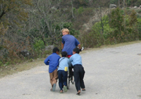 Criançada empurrando as bicicletas